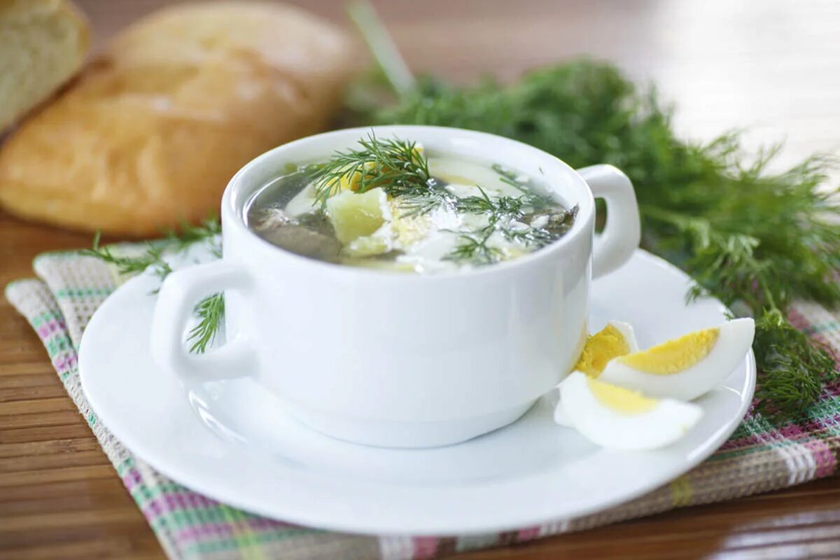 Вкусный зеленый борщ. Холодный щавелевый суп. Щавелевый борщ с яйцом. Холодник щавельный. Зелёный суп с щавелем и яйцом.
