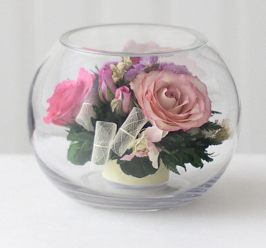 Круглая стеклянная ваза декор. Композиция в круглой вазе. Композиция в круглой стеклянной вазе. Цветы в прозрачной вазе.