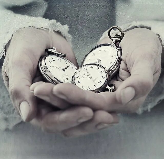 Время давно. Часы на руке. Рука с часами. Воспоминания с часами. Фотосессия с часами.