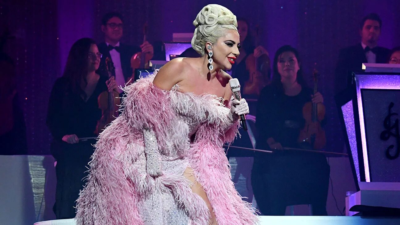 Леди гага поет. Lady gaga judas. Леди гага 911. Ля ля гага. Lady gaga 2022 тур.