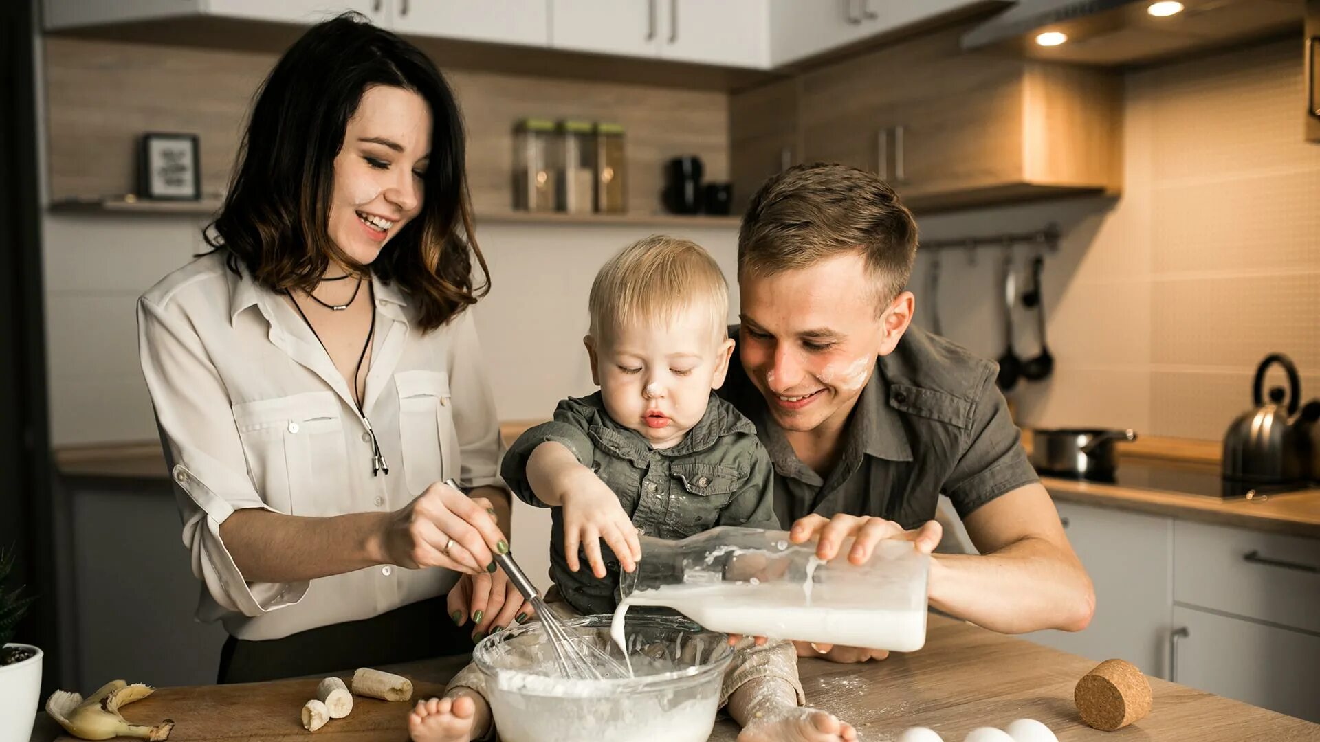 Семья на кухне. Семья с детьми на кухне. Семья на современной кухне. Фотосессия на кухне. Семейное видео мужчины