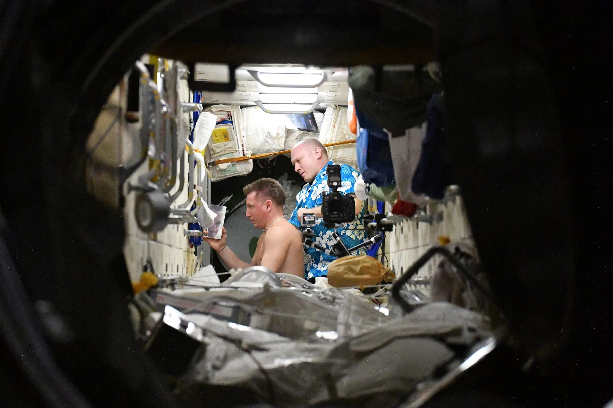 Какая зарплата на мкс. Космонавт МКС Артемьев. Туалет на МКС. Будни Космонавтов.