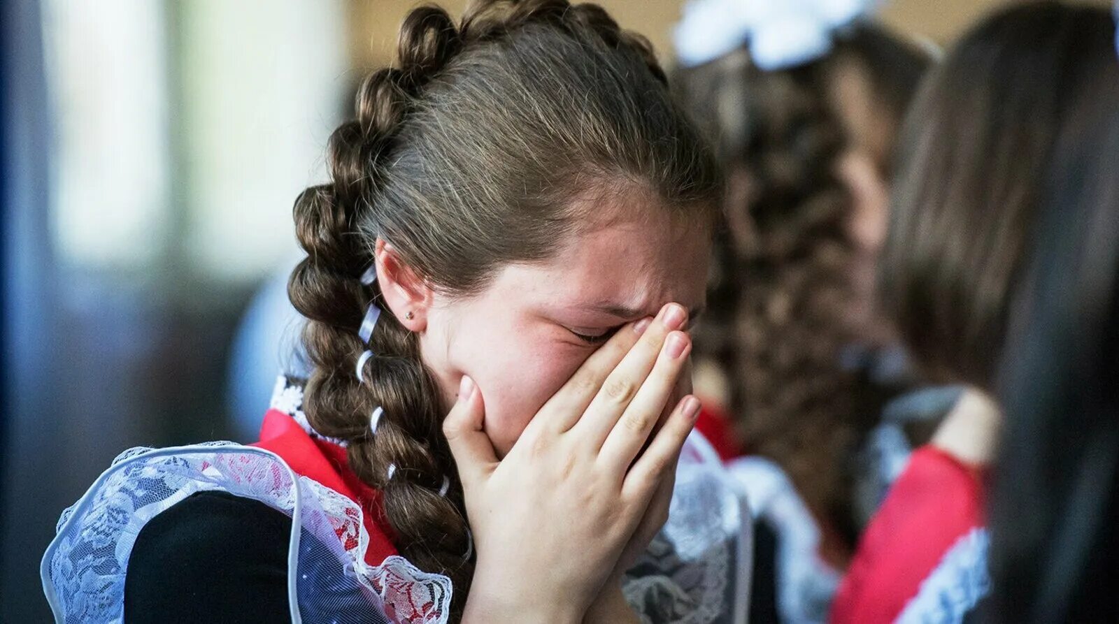 Школа песня грустная. Девочки в школе. Девочка плачет в школе.