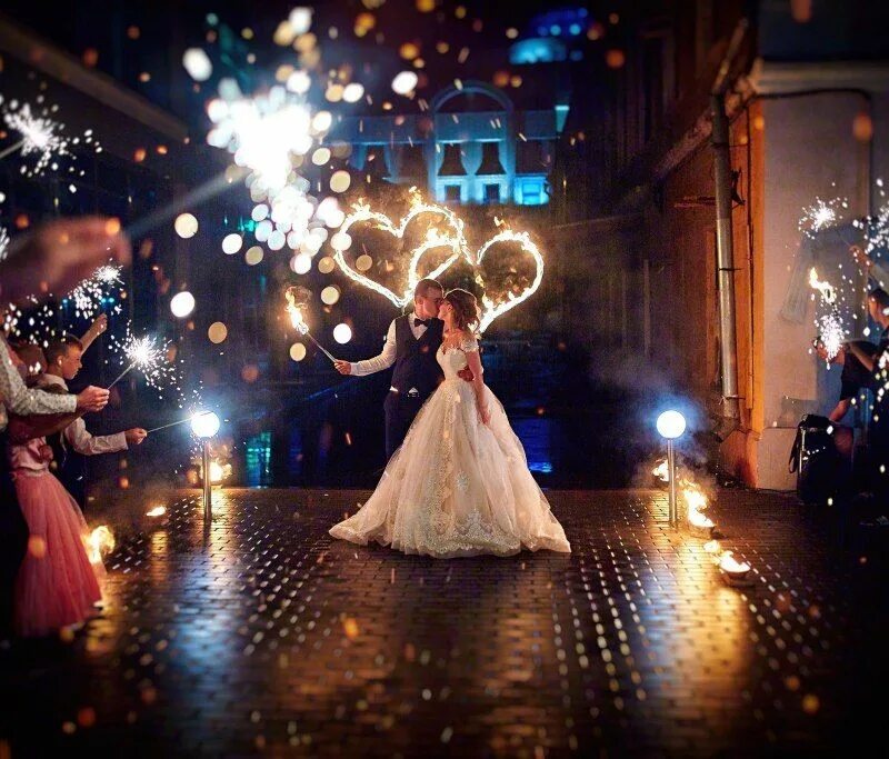 огненное сердце фаер шоу. фейерверк огонь любви. салют огни любви. фейерверк огонь любви. фейерверк в виде сердца.