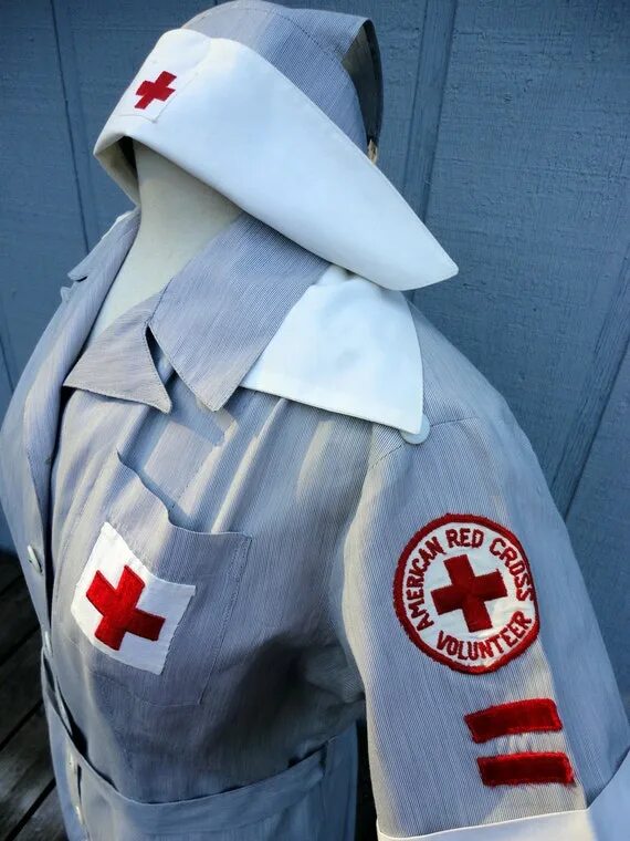 Одежда красного креста. Форма красного Креста. Униформа красного Креста. Униформа медсестры красный крест. Крест на одежду красный.