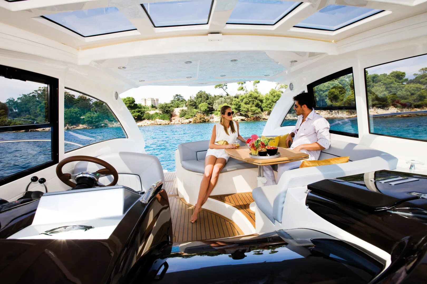 Яхта princess 40m. Лакшери. Роскошная жизнь. Путешествие с родителями. Атрибуты роскошной жизни.