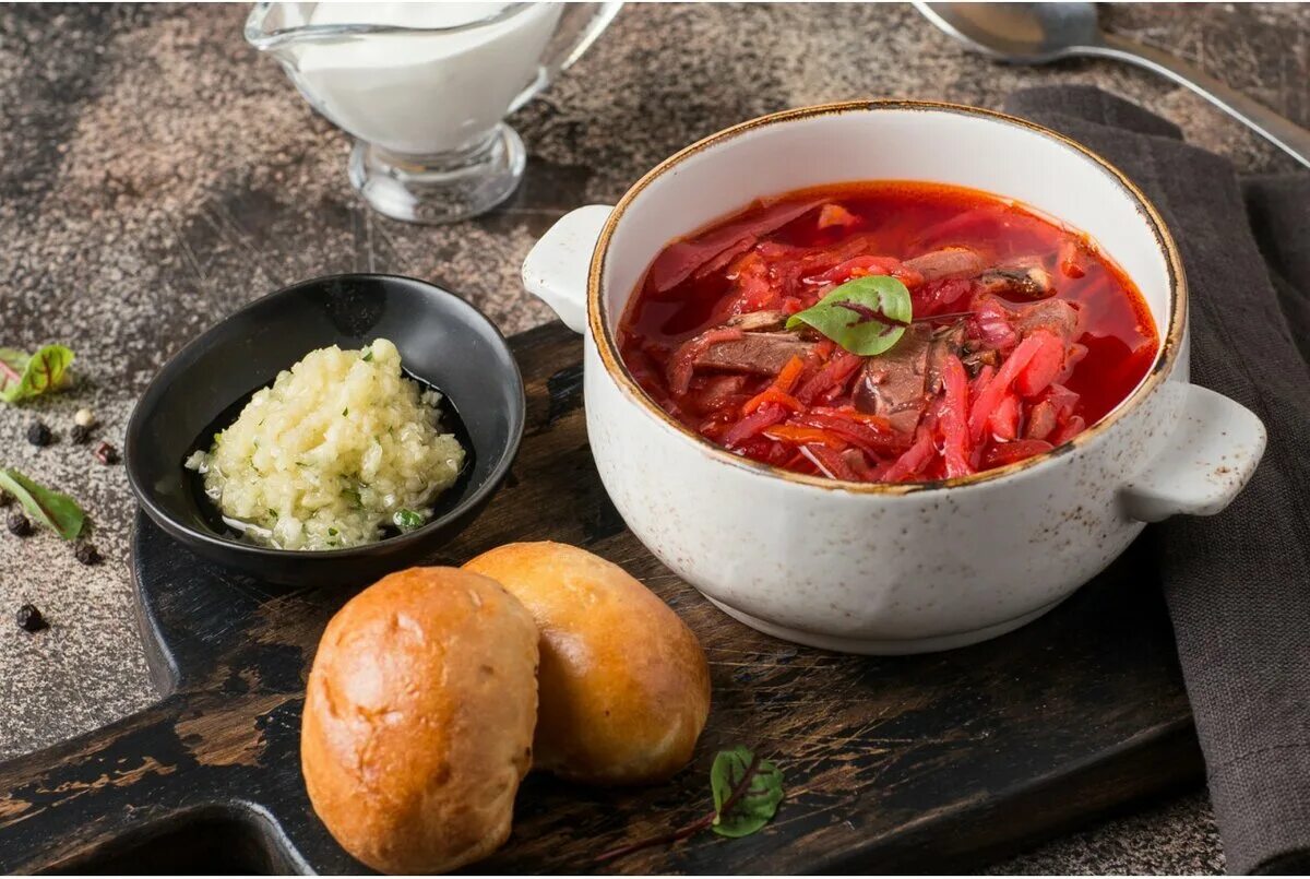 Готовим суп на обед. Украинский борщ. современная русская кухня. супы русской кухни. традиционные блюда россии.