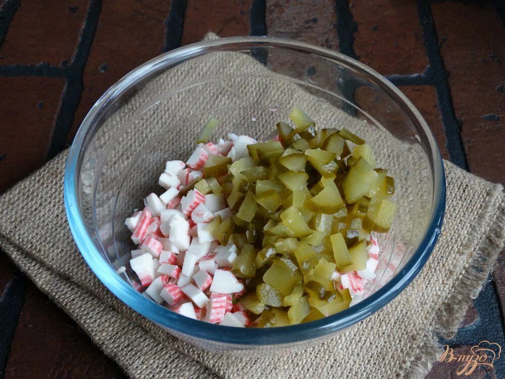 Салат из крабовых палочек самый вкусный. Крабовый с соленым огурцом. Крабовые с солеными огурцами. Салат из крабовых палочек с соленым огурцом. Салат из огурцов и крабовых палочек.