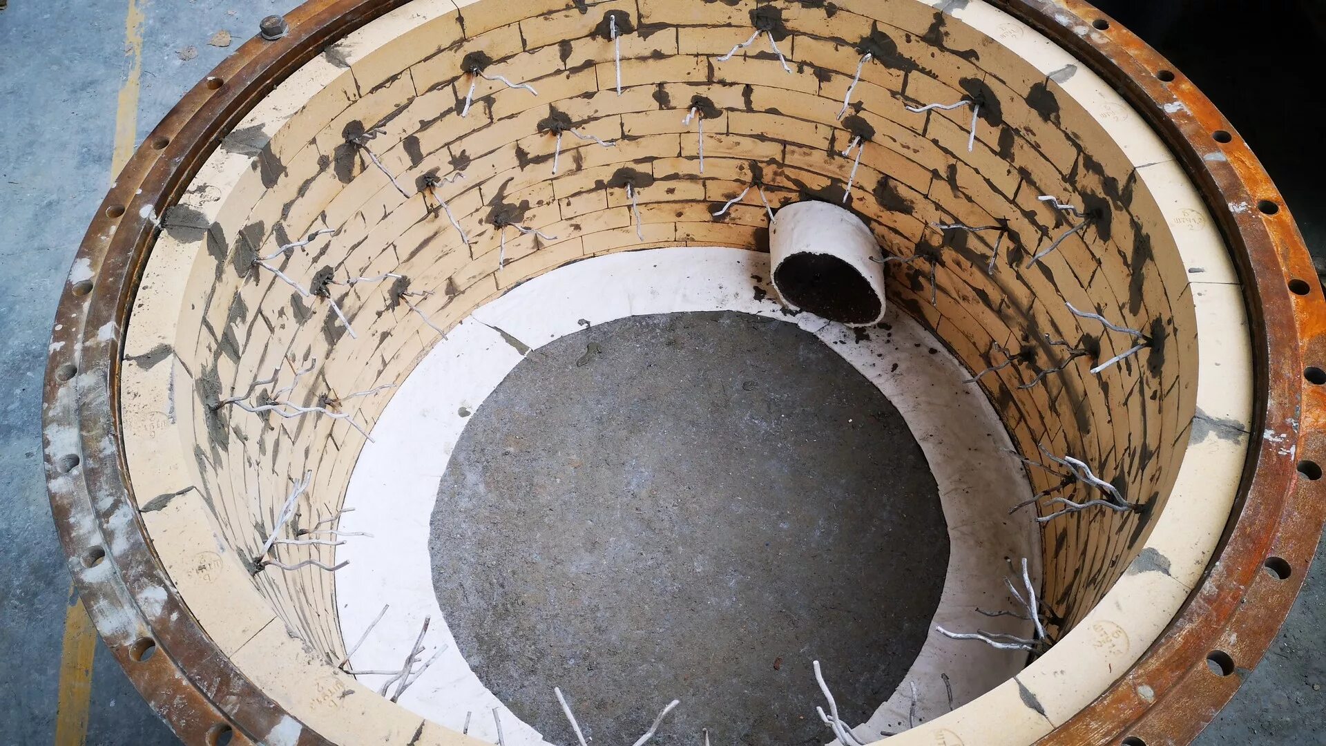 футеровка известерегенерационной печи. огнеупорная футеровка печи. волновая футеровка мельниц. футеровка что это такое. футеровка вращающейся ферросплавной печи.