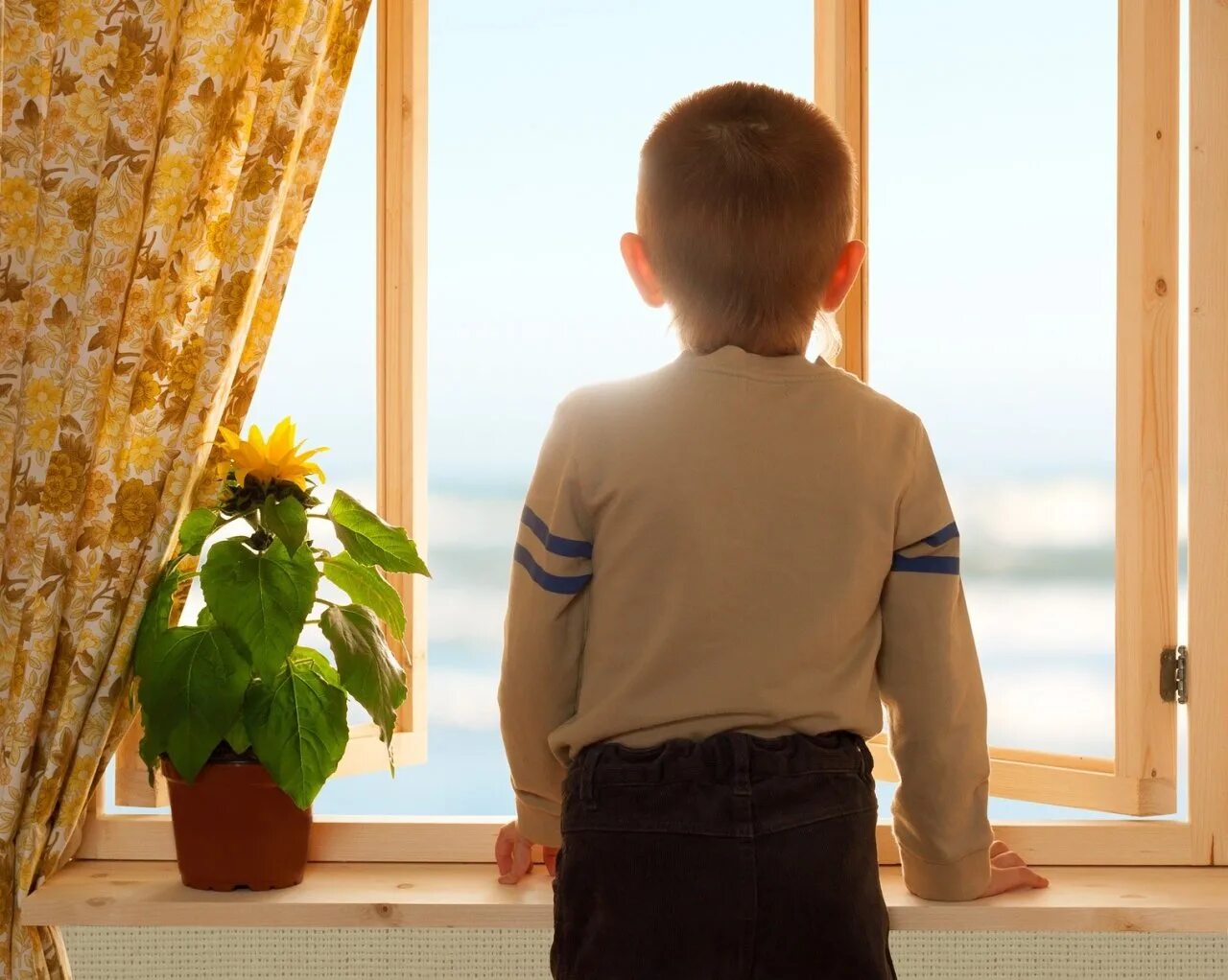 Подростки мальчик около окна. Детство. Ребенок у окна. Тутунов сергей андреевич художник. Мальчик стоит на окне.