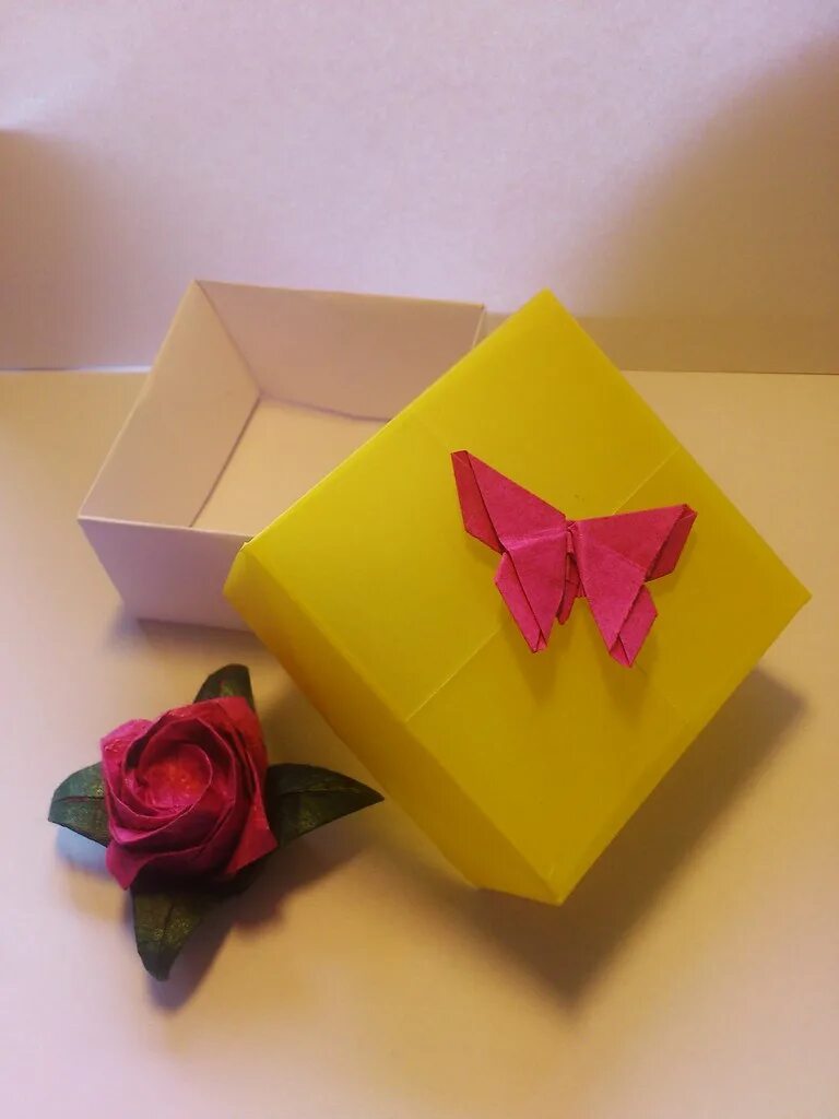 Оригами подарок маме. Оригами подарок на день рождения. Подарок маме на день рождения из бумаги оригами. Подарок маме на день рождения оригами.