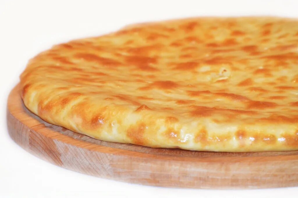 Осетинские пироги рецепт с сыром и картофелем. Осетинский пирог. Осетинские пироги с сыром. Осетинские пироги с мясом. Осетинские пироги с картошкой.