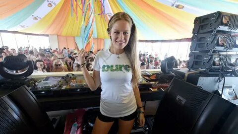 Escucha el nuevo EP de Nora En Pure! 