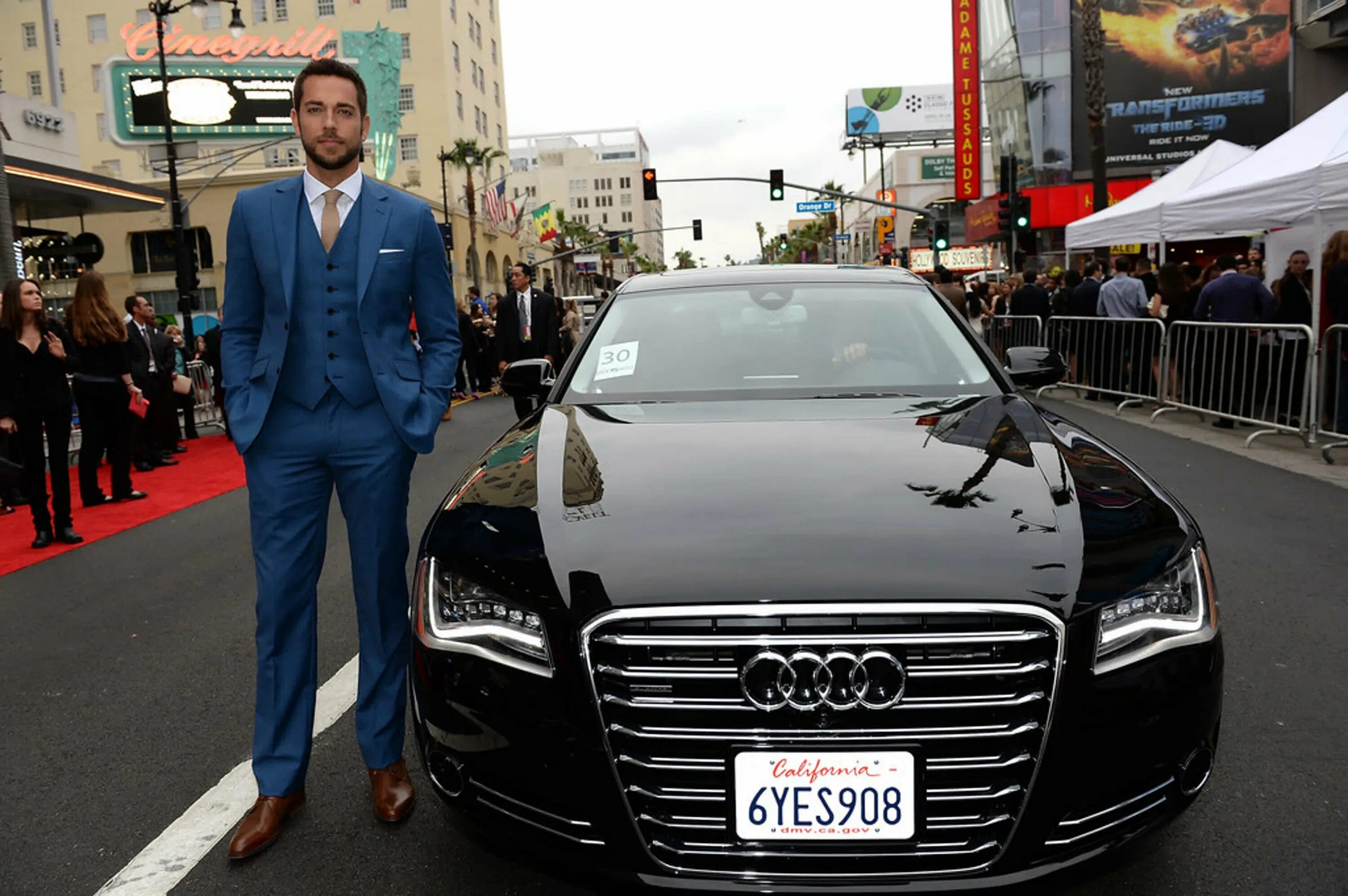 Богатый племянник. Бизнесмен рядом с машиной. Бизнесмен возле машины. Машины богатых людей. Богатый мужчина возле машины.
