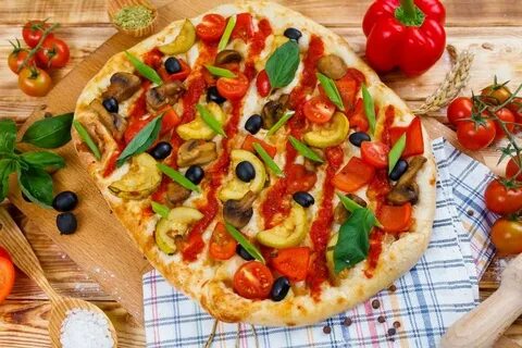Пицца с овощами и лепестками роз