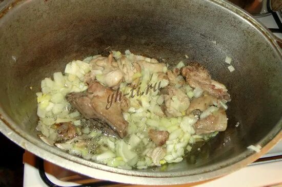 Тушим капусту с мясом в казане. Тушёная капуста с мясом в казане. тушеная капуста в казане. тушёная капуста с мясом в казане пошаговый. тушёная капуста с картошкой в казане.