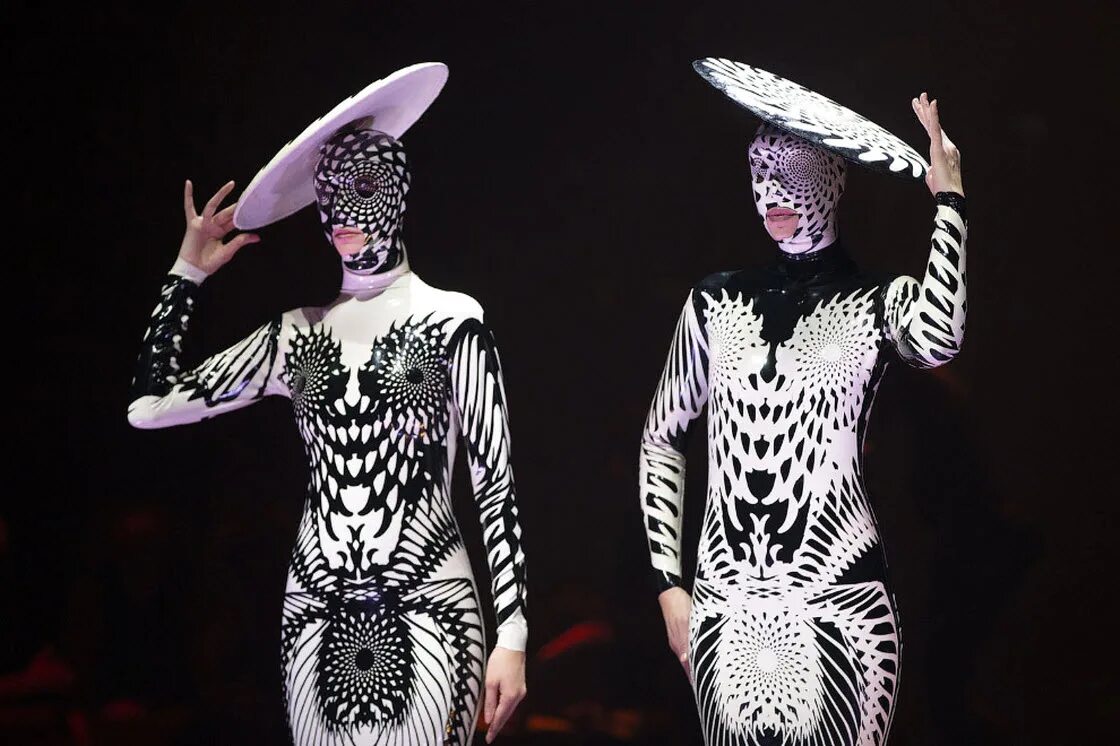 Футболка hh мужская. Искусство в одежде одежде. Hh wear принты. Hh wear футболки art. Абстракционизм в одежде.