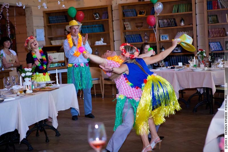 Конкурсы на свадьбу без тамады. Застолье с тамадой. Проведение конкурсов тамада. Ведущие на свадьбу корпоратив кудрявый. Тамада конкурсы день рождения.