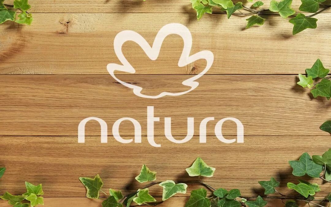 Natura. Natura логотип. Деревянный фон. Natura co бренд логотип.