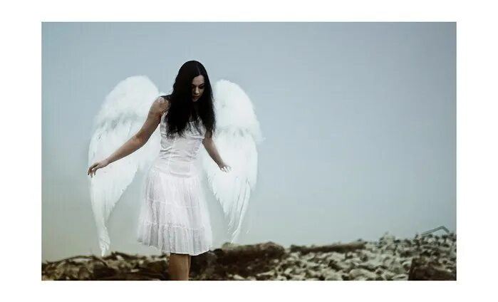 Пусть вырастут крылья. Ангел с белыми крыльями. Я ангел. Я укрою тебя своими крыльями. Да я ангел.