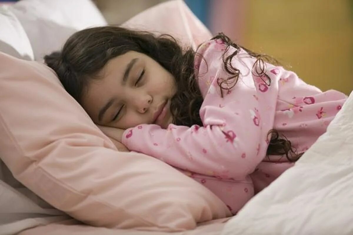 She is sleeping. Ребенок спит. Sleepy для детей. Bedtime девочка. Ребенок ложится спать.