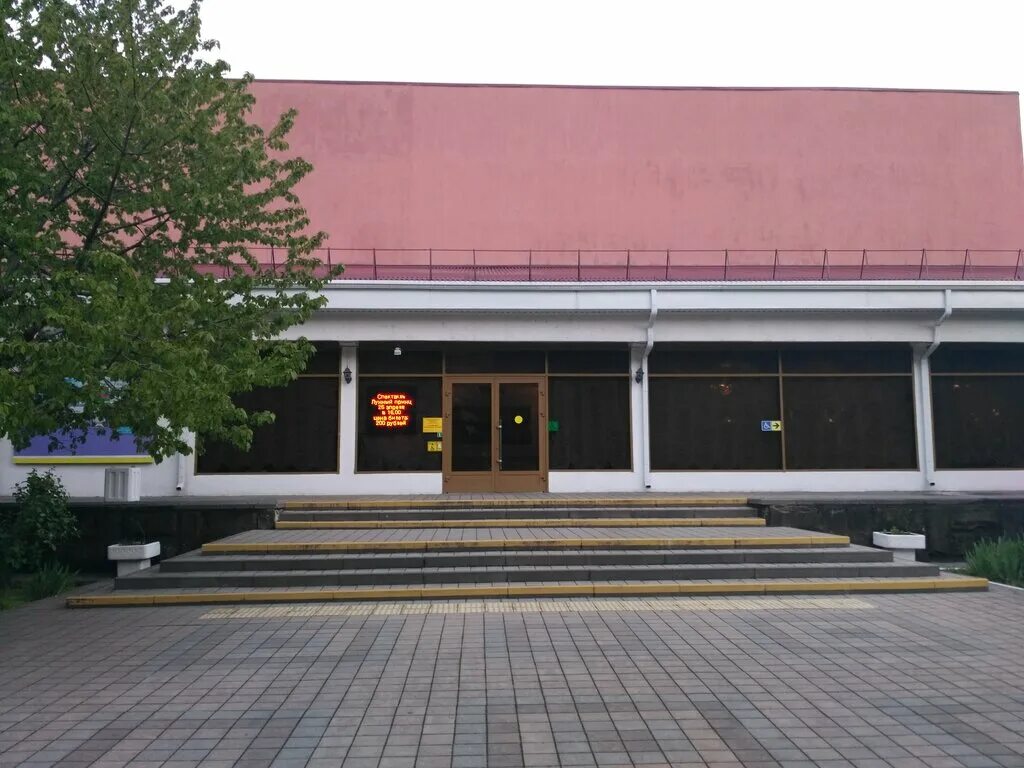 Тюз туапсе зал. Спектакль кентервильское привидение тюз нижний новгород. Обои на тему тюз зритель юного театр. Буратино туапсе тюз. Драматический театр туапсе.