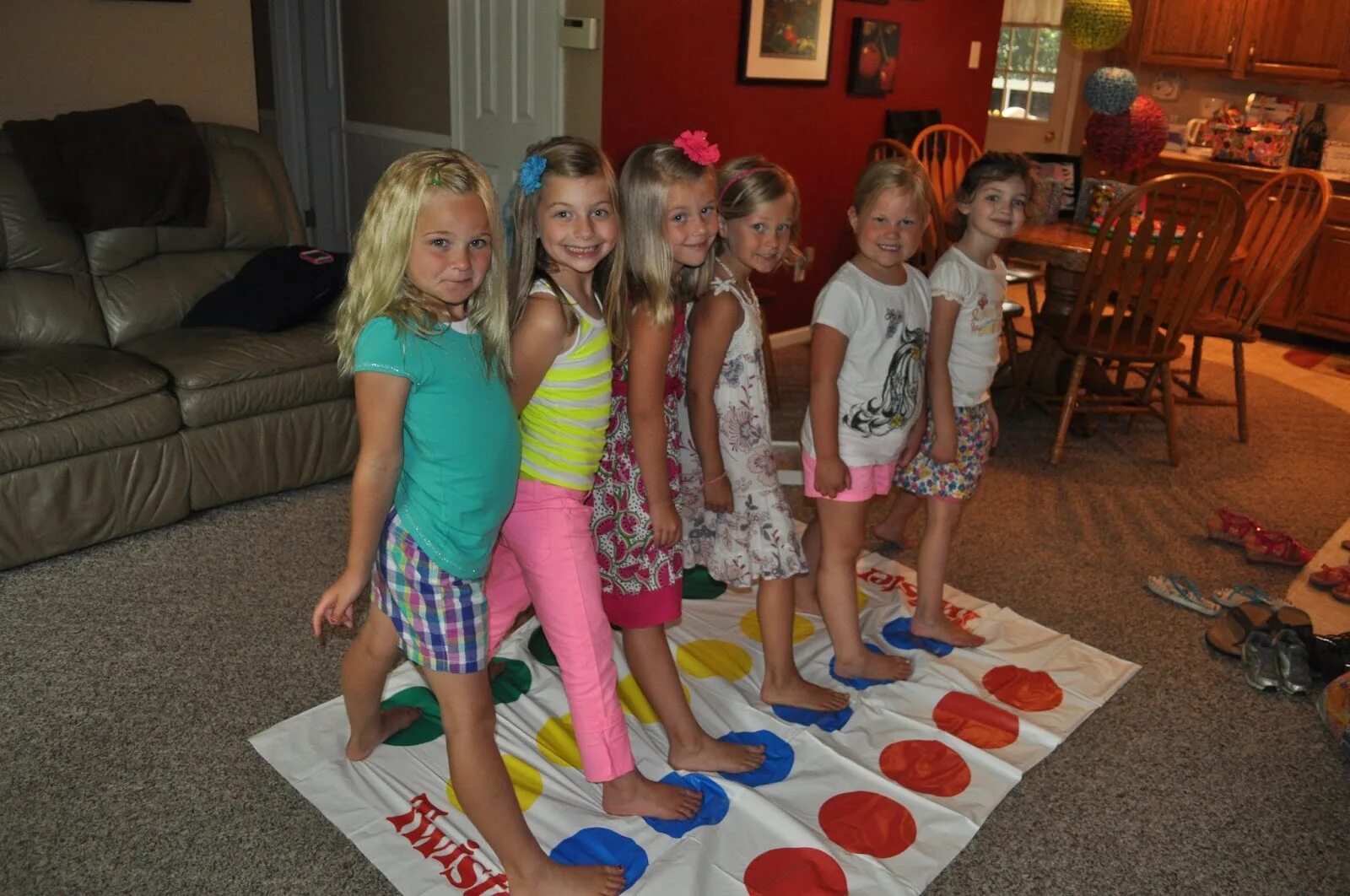 Little твистер. Twister Kids. Kids playing Twister. Девочки играют в твистер. Little player