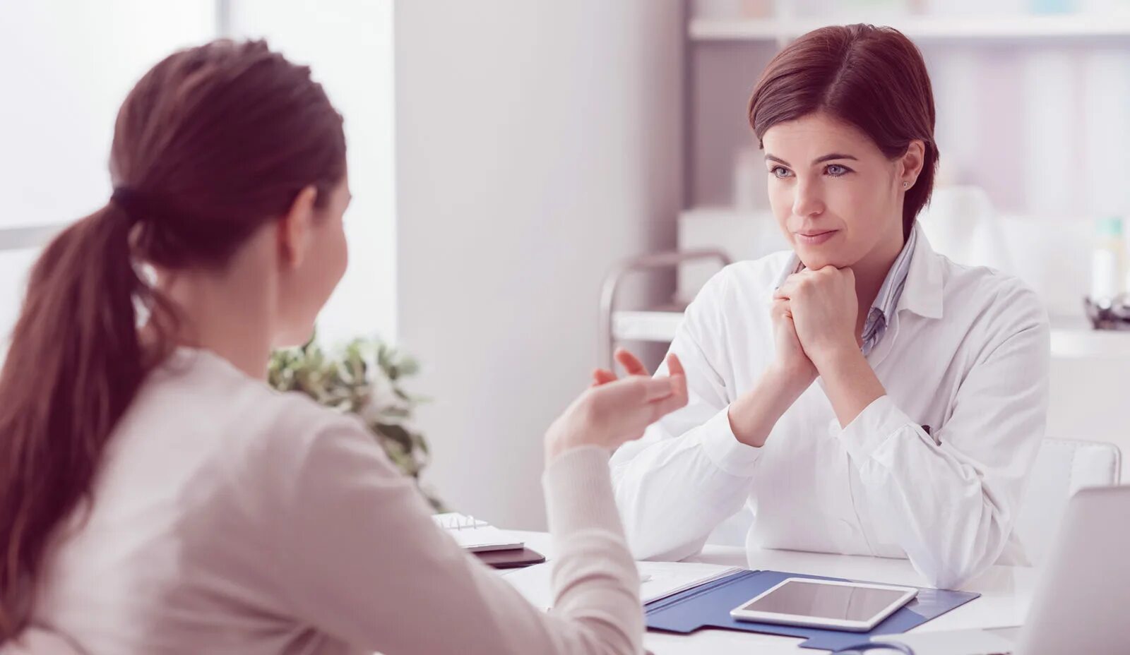 Психотерапевт и пациент. Врач и пациент. Психотерапия таблетки. Консультация психотерапевта. Консультация врача.