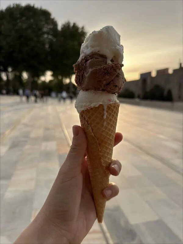 кушать мороженое. девочка с мороженым. гулять мороженое. гулять мороженое. девушка и мороженое.