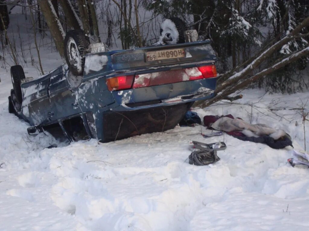 Перевернутая машина зимой. Перевернутая машина в снегу. Машина в кювете на крыше. Машина в кювете зимой. Машина перевернулась зимой.