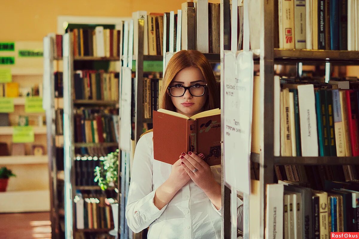 Девушка в библиотеке 3. Девочка в библиотеке. Девушка среди книг. Девушек, библиотек, трогают, японии. Девушка в библиотеке.