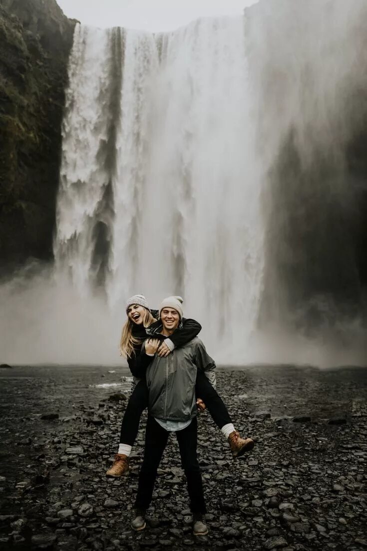 Adventures couples. Пара у водопада. Фотосессия пара у водопада. Пара под водопадом. Пара на фоне водопада в Исландии.