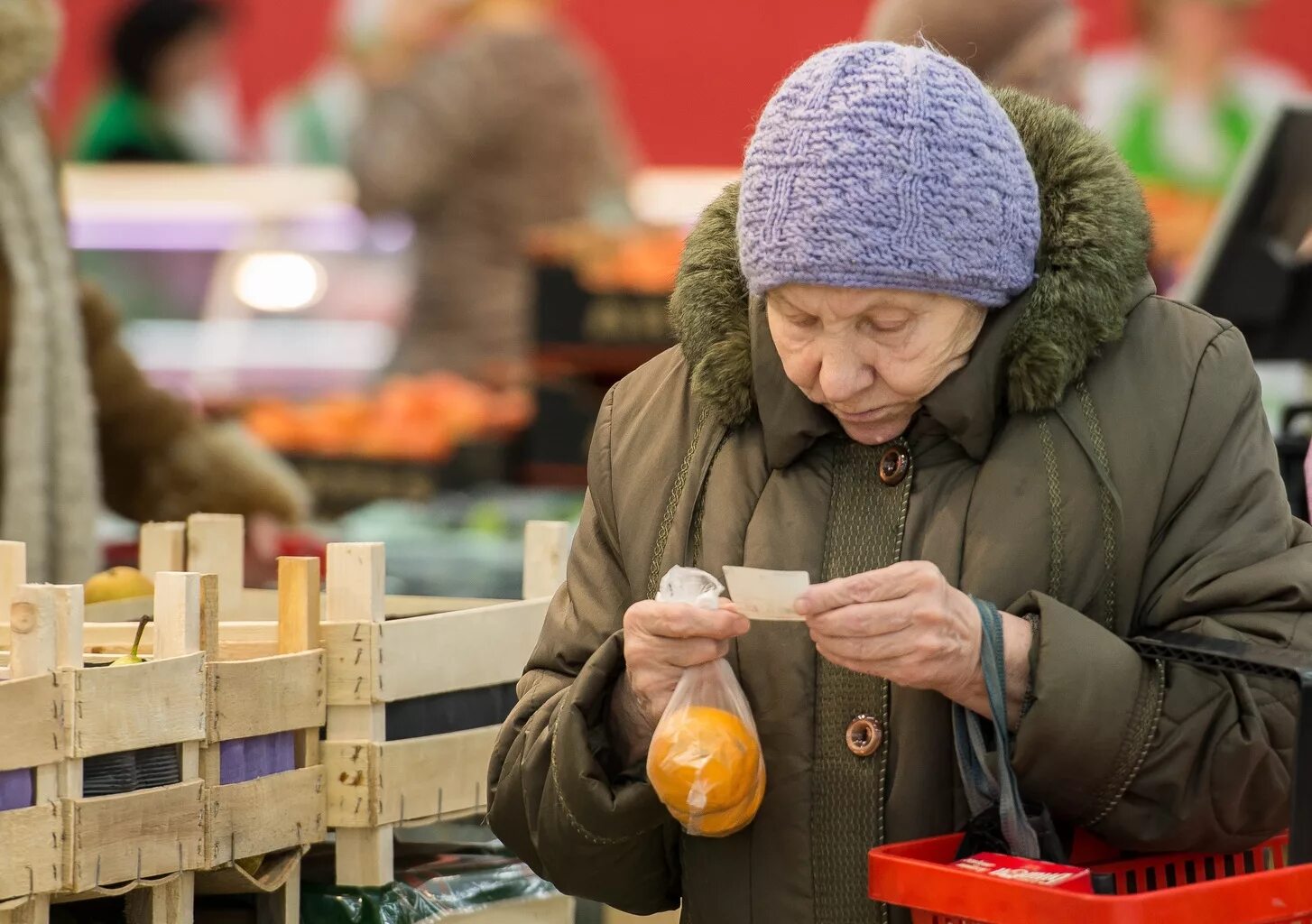 Бабка на кассе. Пенсионеры в магазине. Бедные пенсионеры в магазине. Бабка с продуктами.