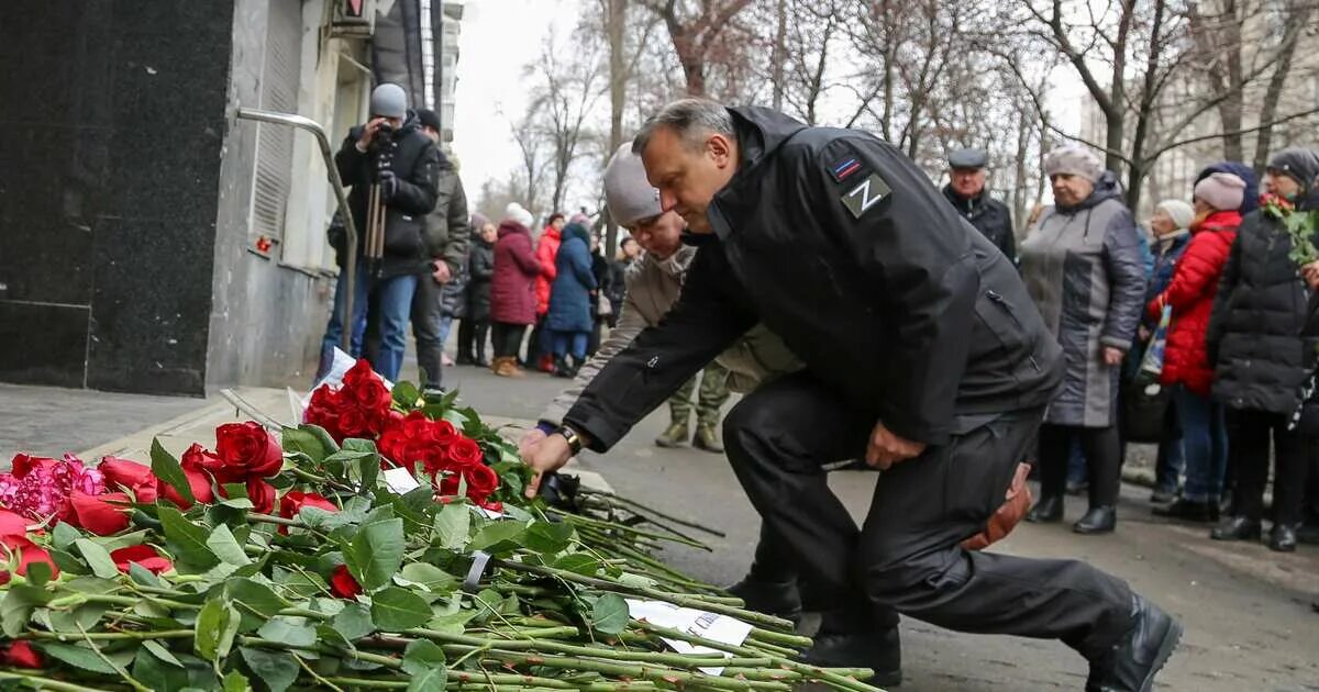 День траура дата. Человек с цветами.