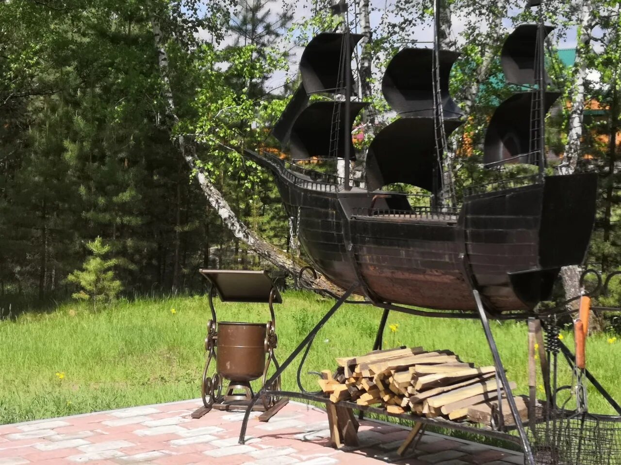 Рыжий минусинск. Рыжая девушка с лисой. Базы отдыха рыжий лис. Дворняга овчарка рыжая. Город минусинск красноярский край.