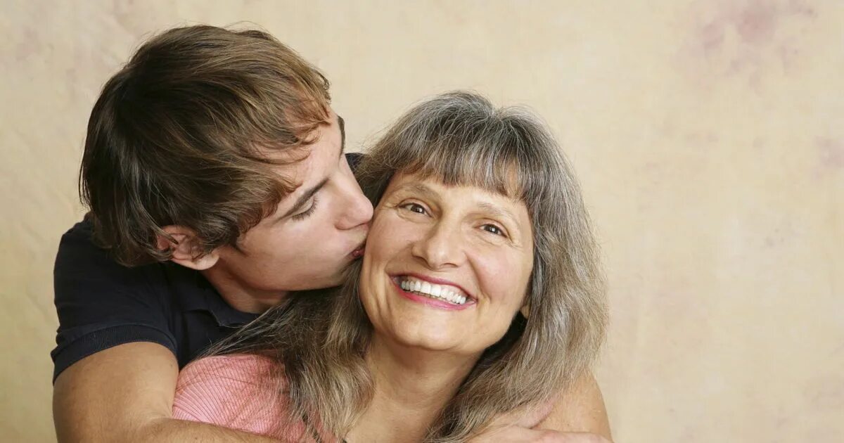 Родители совращают детей. Мама и подросток. Mommy friend son. Мама и подросток. Мом and son real love.