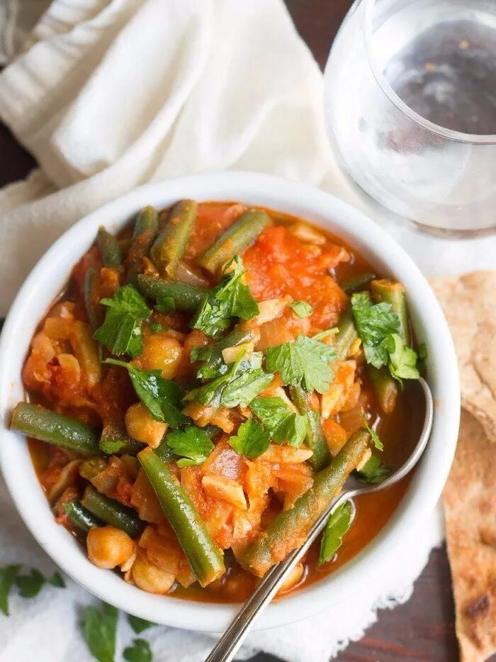 Суп со стручковой фасолью и курицей. Фасоль стручковая с карри. овощное карри с стручковая фасоль. карри с картофелем и стручковой фасолью. курица карри с фасолью стручковой.
