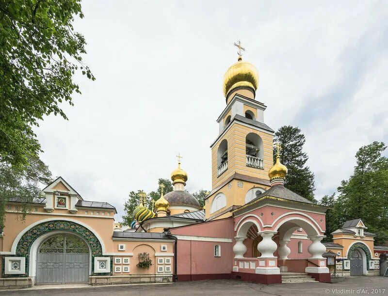 Храм патриаршего подворья. Храм преображения господня в переделкино. храм спаса преображения в переделкино. патриаршее подворье в переделкино. храм патриаршего подворья в переделкино.