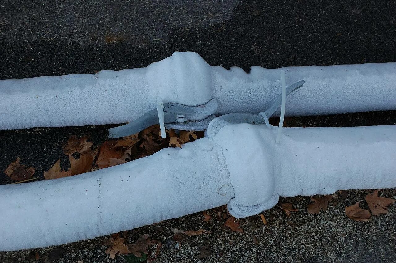 Какие трубы не замерзают зимой. Разморозка труб канализации. Лопнула пластиковая труба. Разморозка труб канализации /водопровода. Разморозка пластиковой трубы.