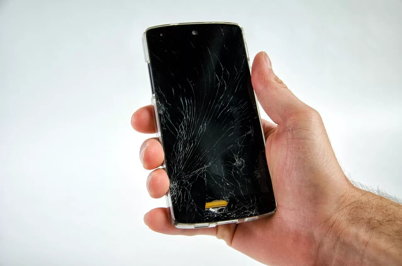 Phones cracked. Сломанный айфон. Phones cracked. Разбитый экран айфона. Разбитый экран смартфона.