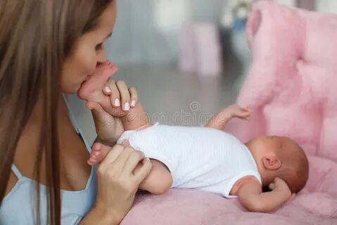 Целую ноги дочери