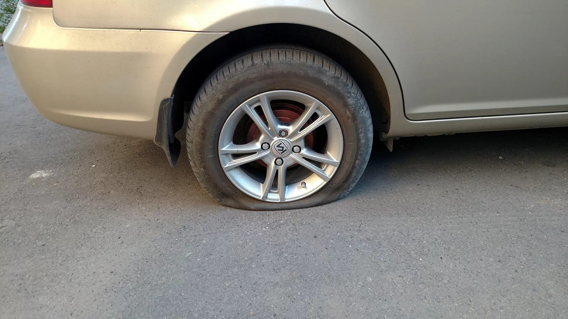 Автомобиль колесо прокол. Спустило колесо на машине. Спущенная шина. Автомобиль колесо прокол. Подспущенное колесо.