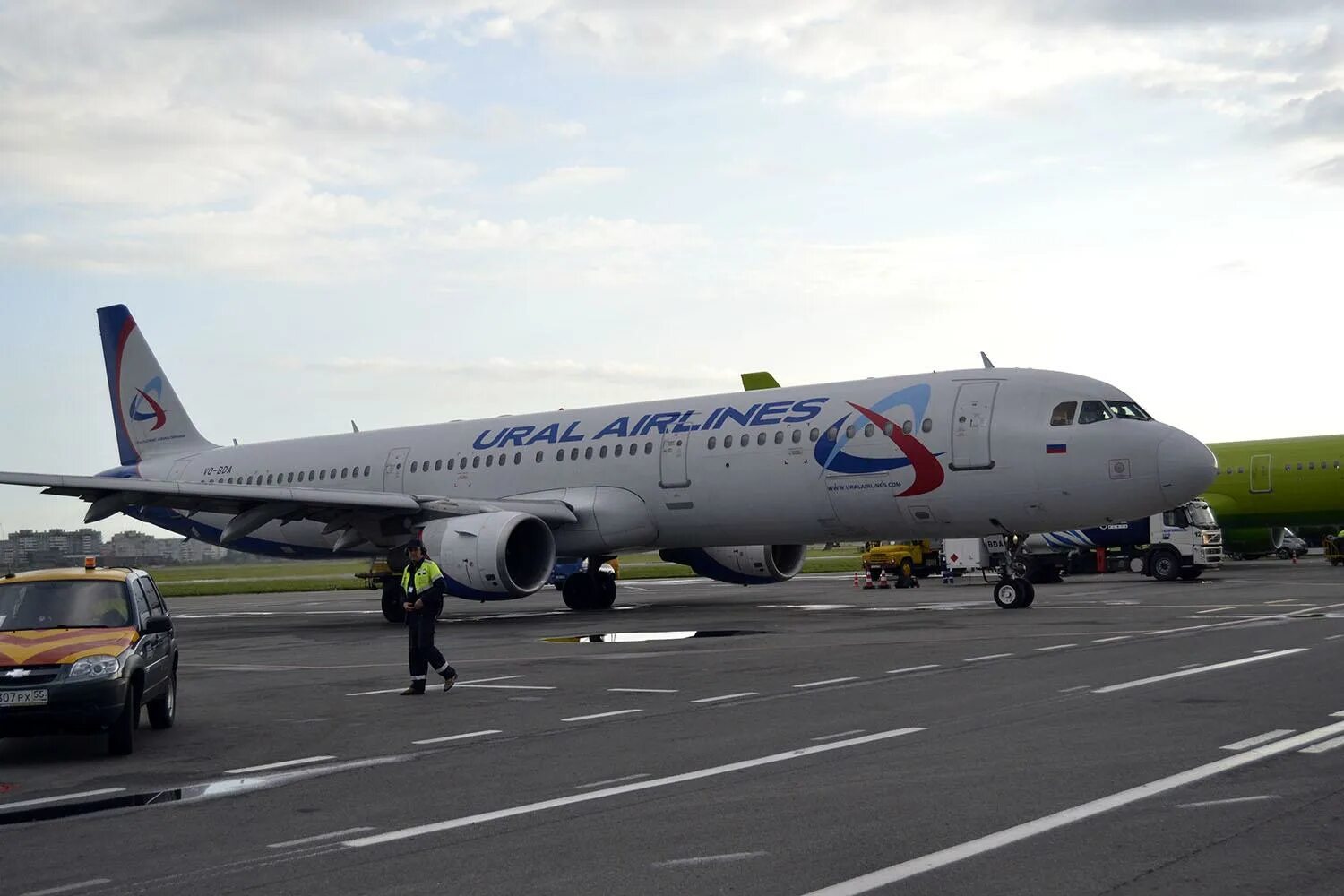 Ту 154 омск авиа модель. Аэропорт омск. Аэропорт омск самолет взлетает. Самолет омск. По полёт омск.