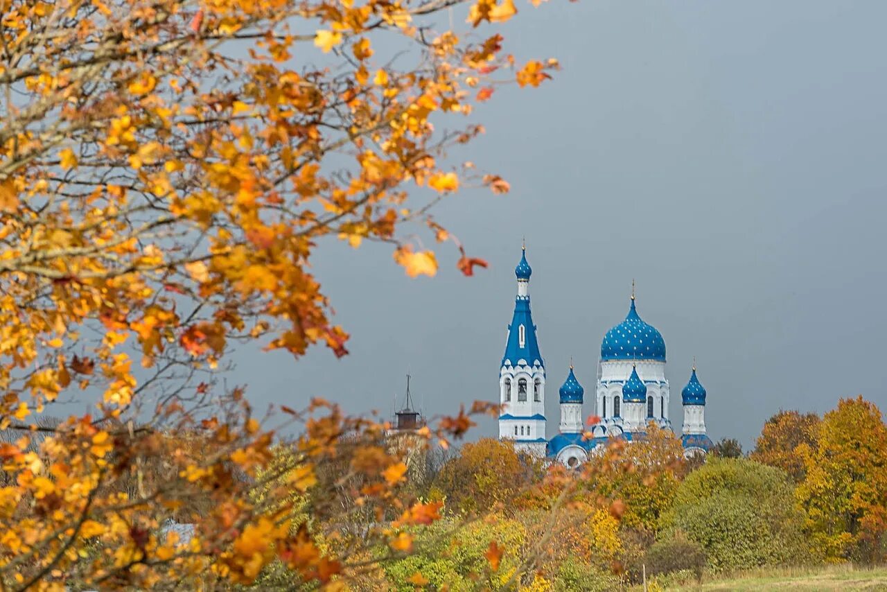 5 октября церковь. Церковь Покрова Пресвятой Богородицы (Гатчина). Храм Покрова Божией матери в Южно-Приморском парке Санкт-Петербург. Покров Пресвятой Богородицы Тула.