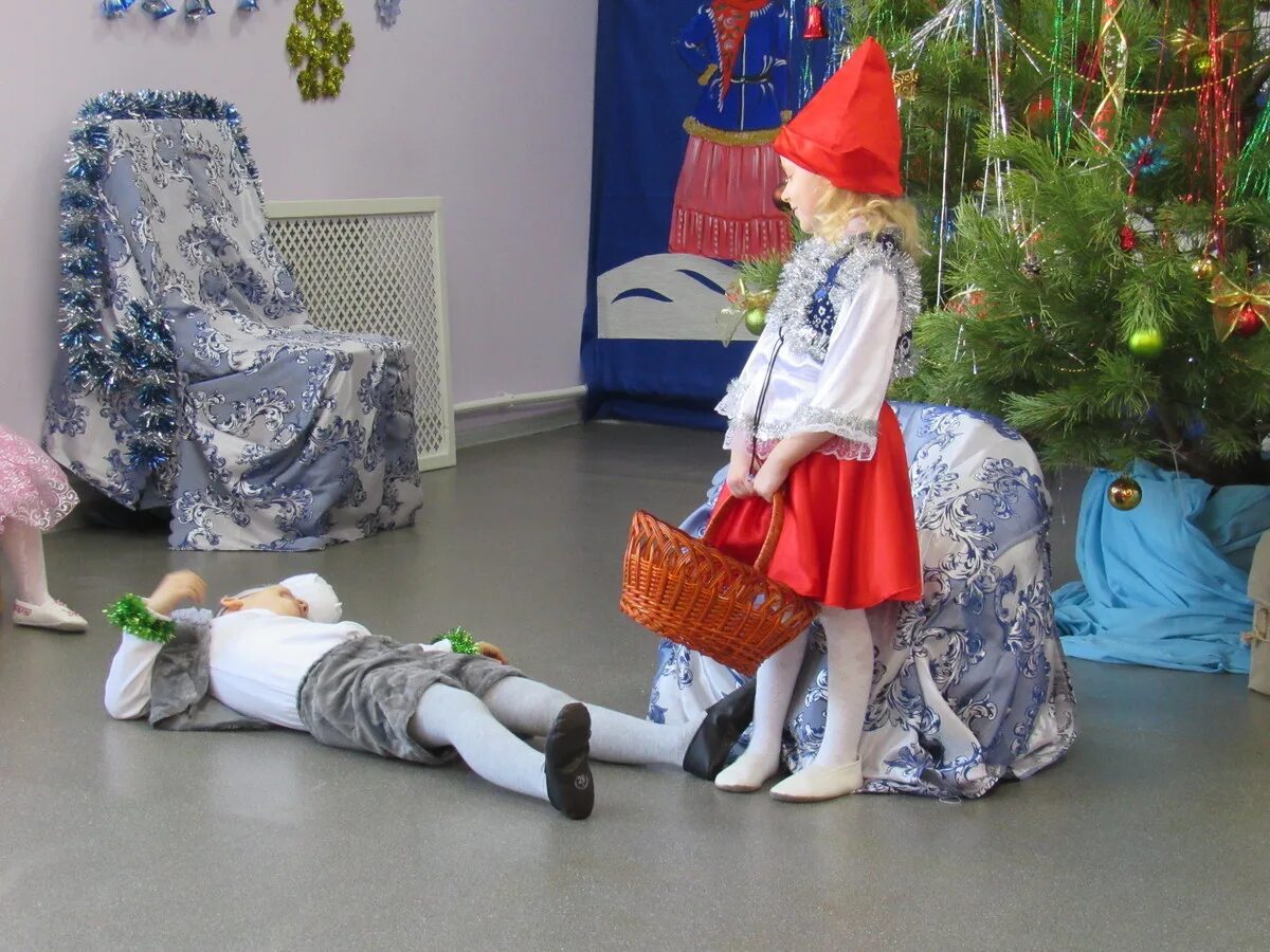 Костюм бабы яги на утренник в детский сад. Баба яга детские утренники. Баба яга на утреннике в детском саду. Баба яга в детском саду на улице. Баба яга на новогоднем утреннике.