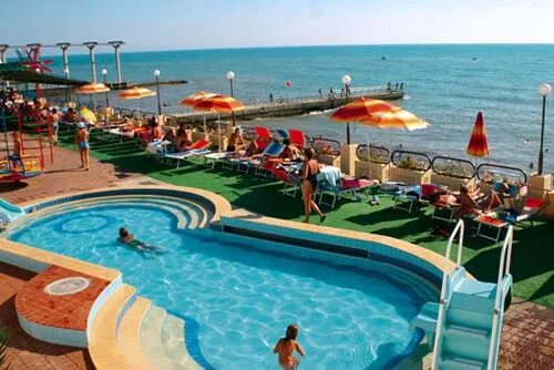 Адлер отдых с ребенком с бассейном. Отель морской бриз сочи. отели сочи с бассейном у моря. отели адлера у моря с собственным пляжем. отели с песчаным пляжем в адлере.