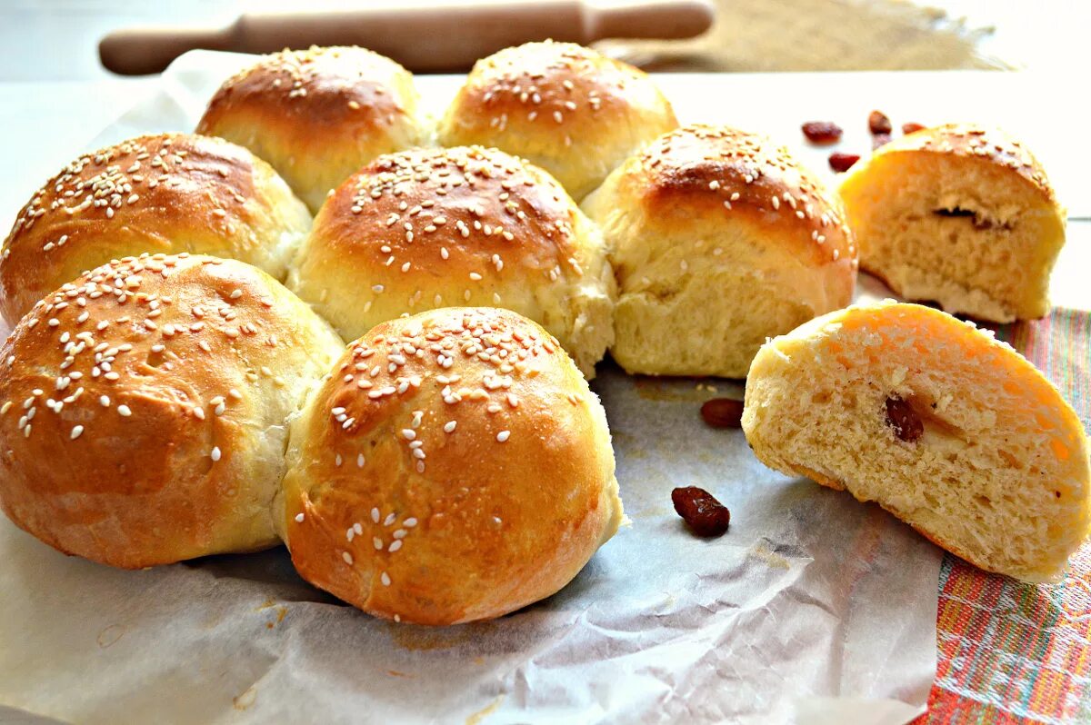 Пышные булочки с изюмом в духовке. Булочка. Сдобные булочки с кунжутом. Булки с кунжутом из дрожжевого. Пышные ванильные булочки.