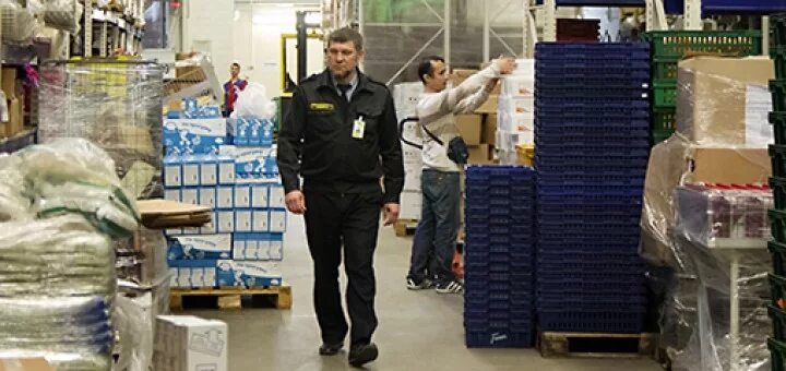 Охранник на объекте. Охрана склада. Охранник склада. Охрана складских помещений. Охранник склада.