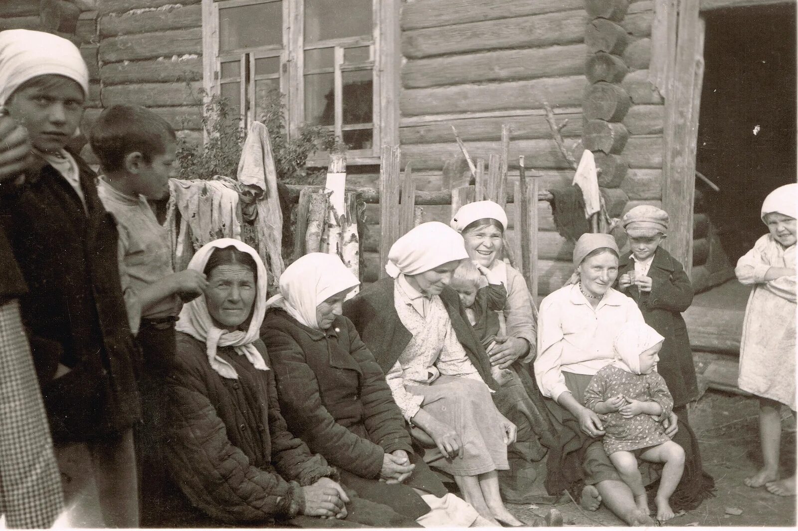 Старое окружение. Жизнь в деревне до войны 1941 года. Советская деревня 1941 год. Деревня СССР 40е. Советская деревня 1940.