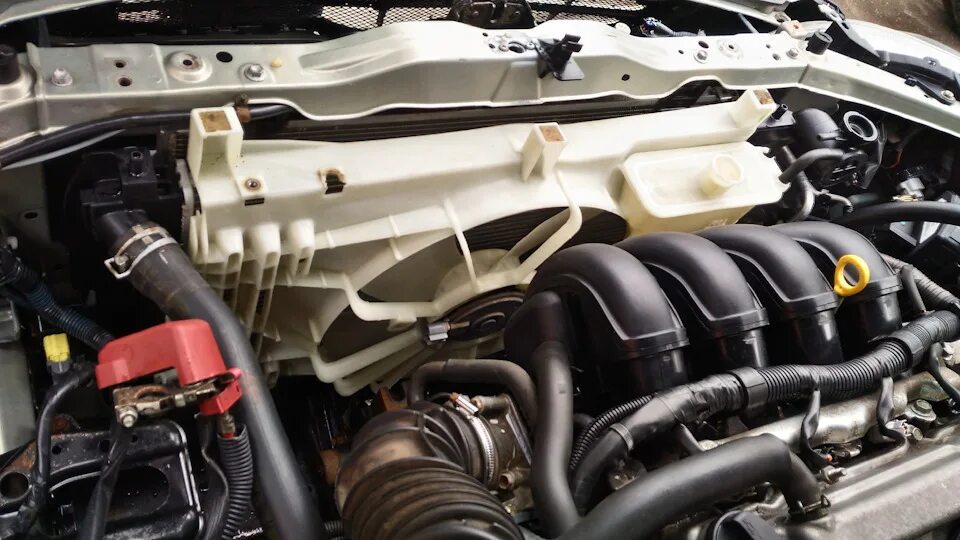 Двигатель 2zz fe 1. Toyota 1zz-fe. Toyota 1zz-fe. Бачок антифриза тойота авенсис т250. Двс 1zz-fe.
